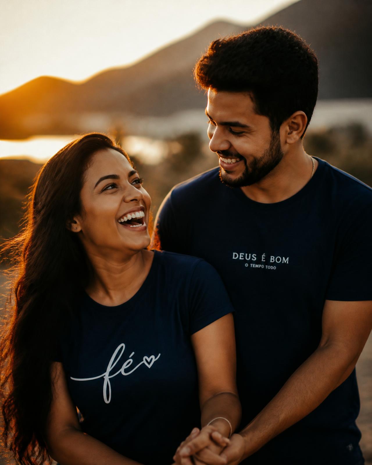 Casal cristão sorrindo de mãos dadas ao pôr do sol